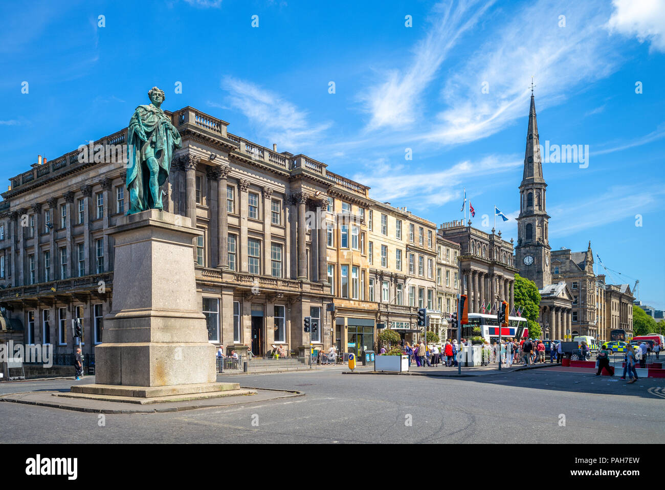 Blick auf die Straße von George Street in Edinburgh, Schottland Stockfoto