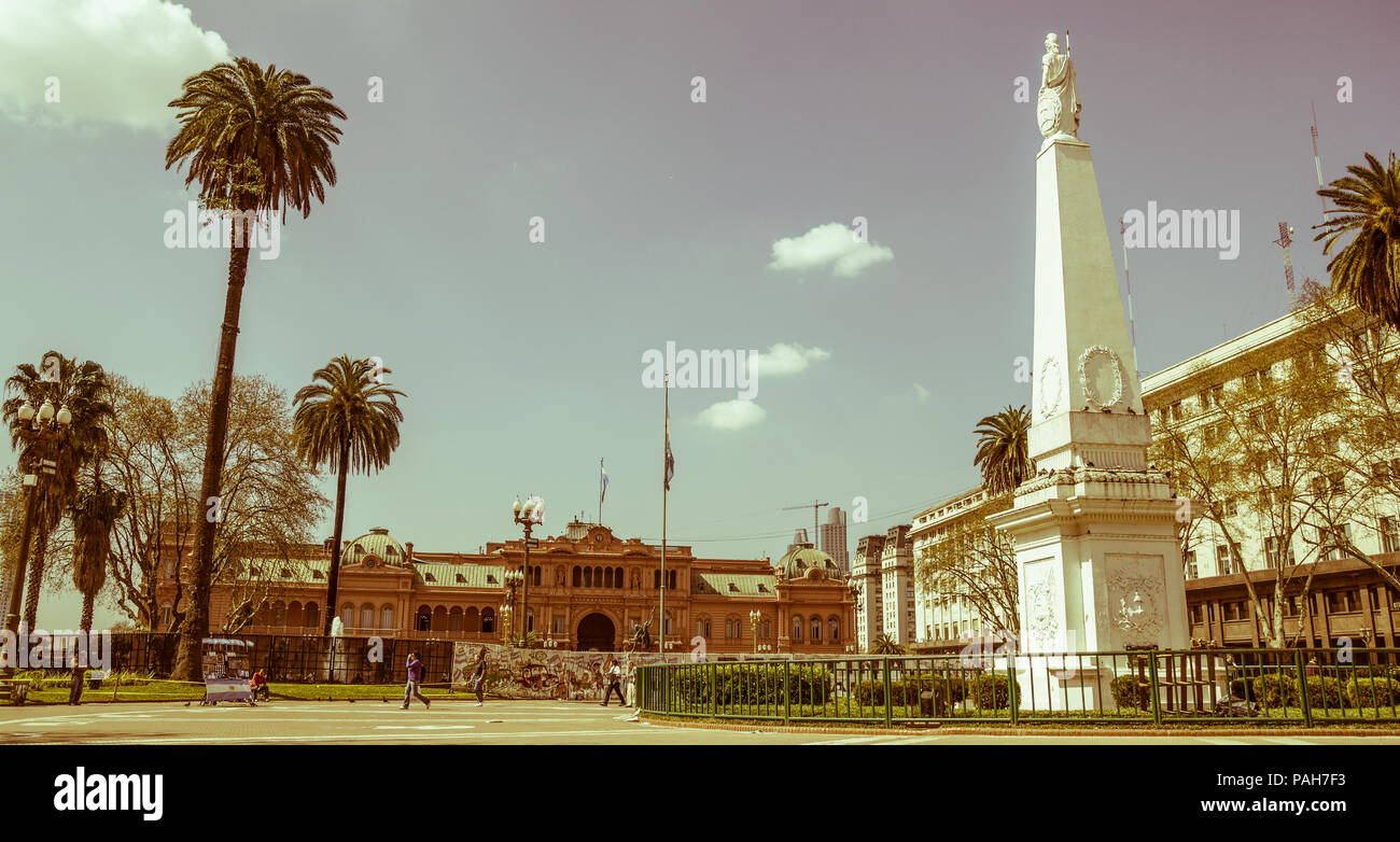 Die Plaza de Mayo (Englisch: Square) ist der Hauptplatz in Buenos Aires. Im Hintergrund, die Casa Rosada (Klemme Stockfoto