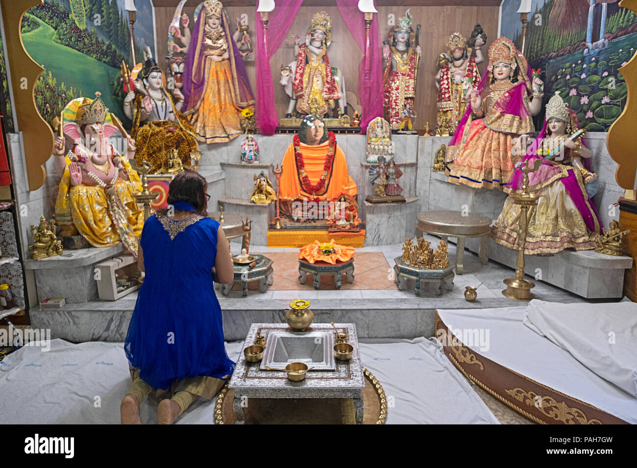 Vor Dienstleistungen eine nicht identifizierte Frau meditiert und betet an der Mailänder Mandir Hindu Tempel in South Ozone Park, Queens, New York. Stockfoto
