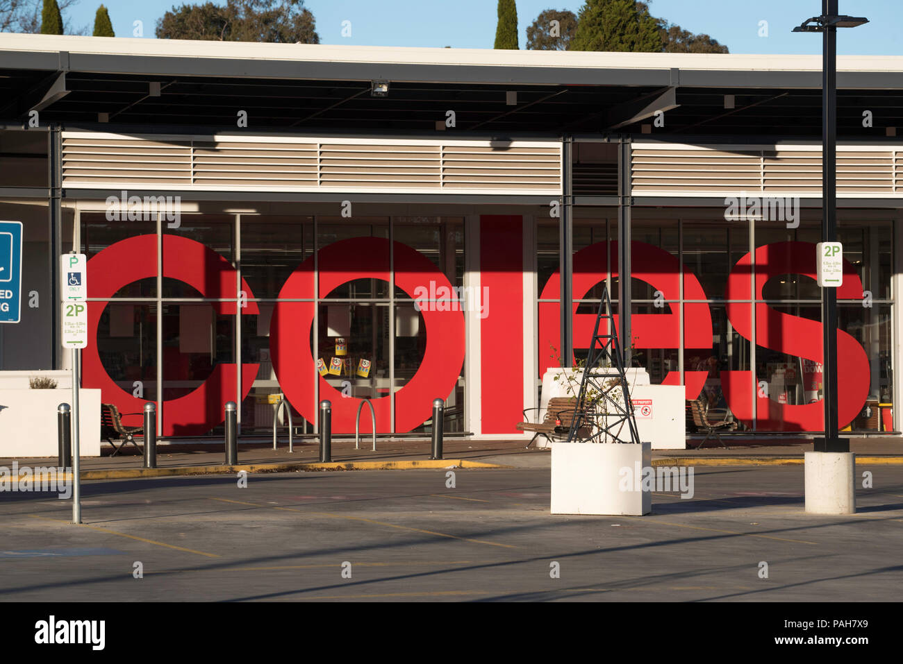 Die Coles Supermarkt in Bowral NSW, Australien und Coles Logo in großen roten Buchstaben auf dem Windows Stockfoto