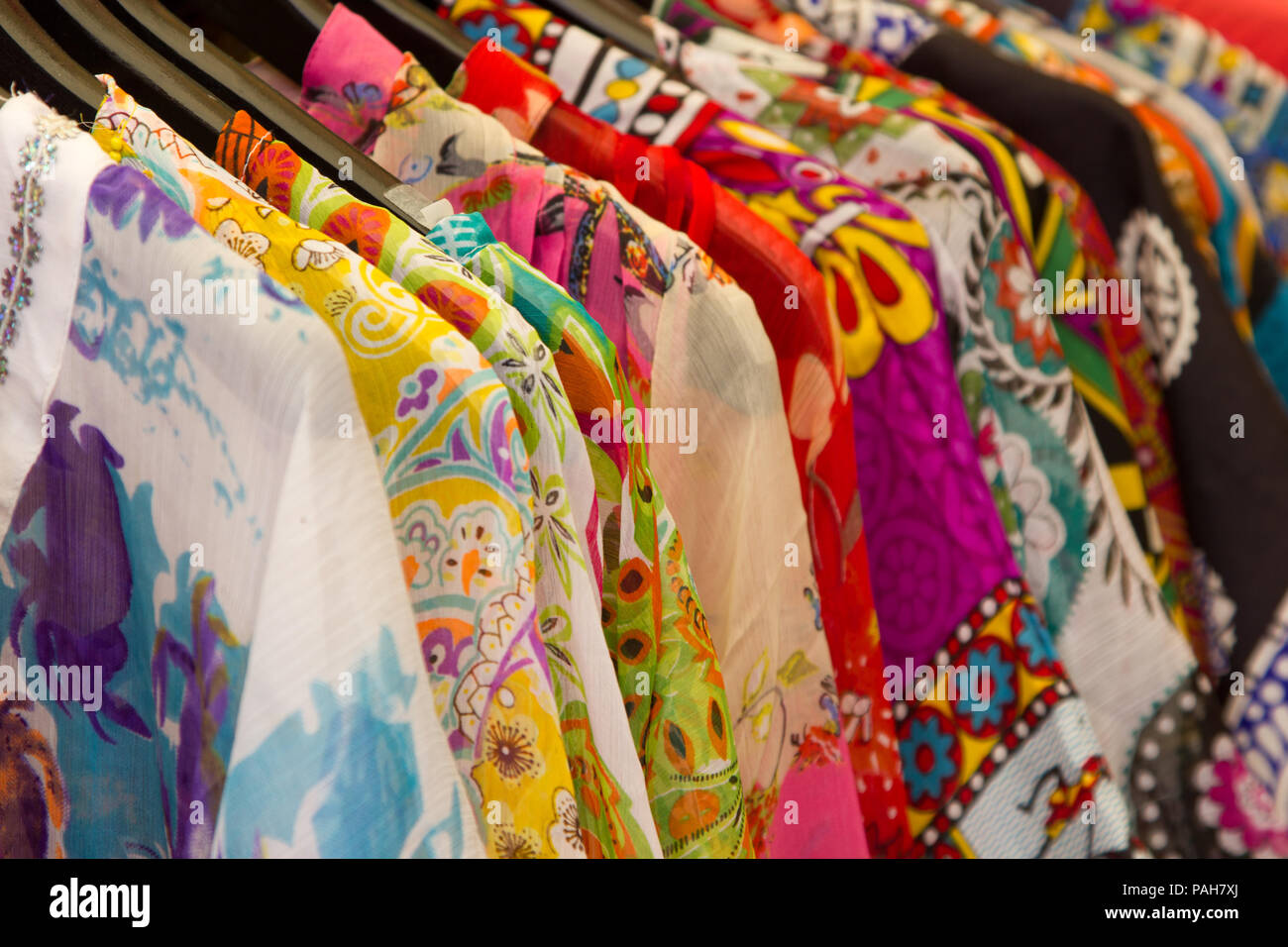Bunte Kleidung in eine Griechische kleidung shop Stockfoto
