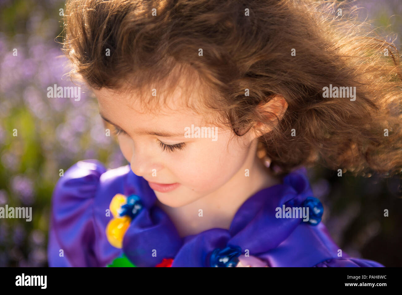 Schöne Mädchen mit geschlossenen Augen und lockiges Haar träumen Stockfoto