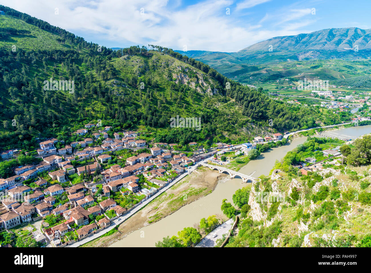 Traditionelle osmanische Gebäude auf einem Hügel über dem Fluss Osum, Berat, Albanien Stockfoto