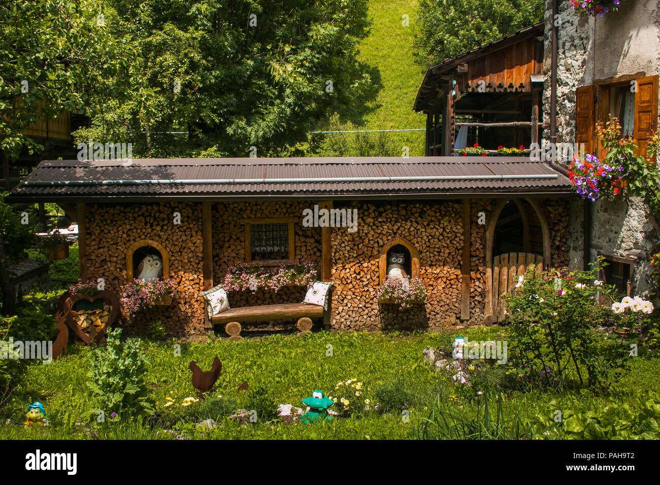 Blumenschmuck in der Brennholz Pile, Sottoguda Bergdorf, Venetien Stockfoto