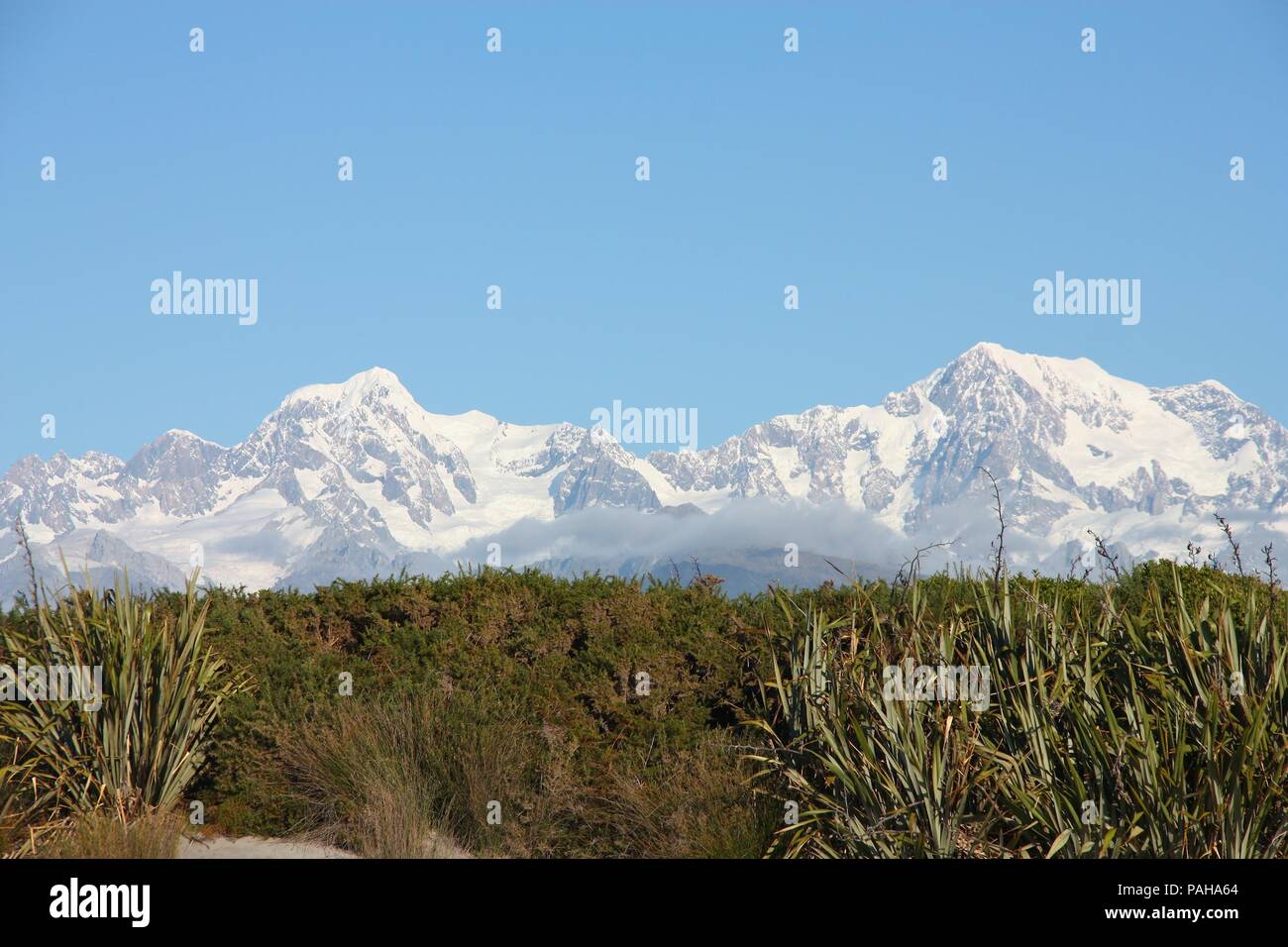 Neuseeland. Berglandschaft einschließlich Aoraki / Mt. Cook und Mt. Tasman der Südlichen Alpen. Schneebedeckte Berge. Stockfoto