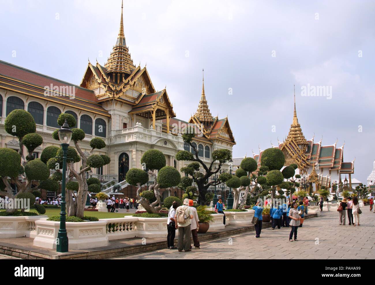 BANGKOK - Januar 27: Die Menschen besuchen Grand Palace am 27. Januar in Bangkok, Thailand 2008. Grand Palace ist der berühmte Komplex, der offiziellen wurde r Stockfoto