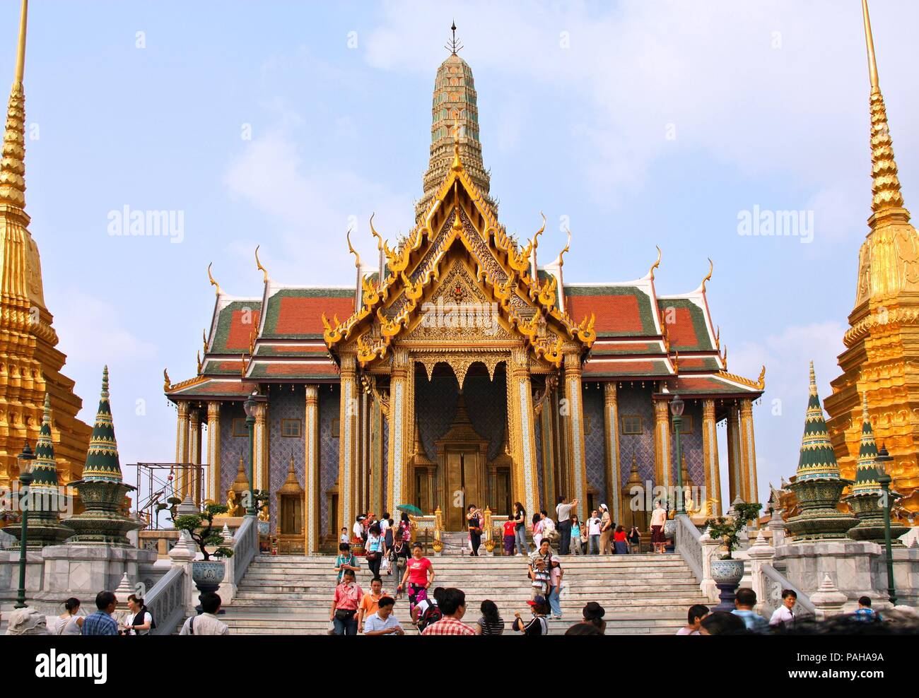 BANGKOK - Januar 27: Die Menschen besuchen Grand Palace am 27. Januar in Bangkok, Thailand 2008. Grand Palace ist der berühmte Komplex, der offiziellen wurde r Stockfoto