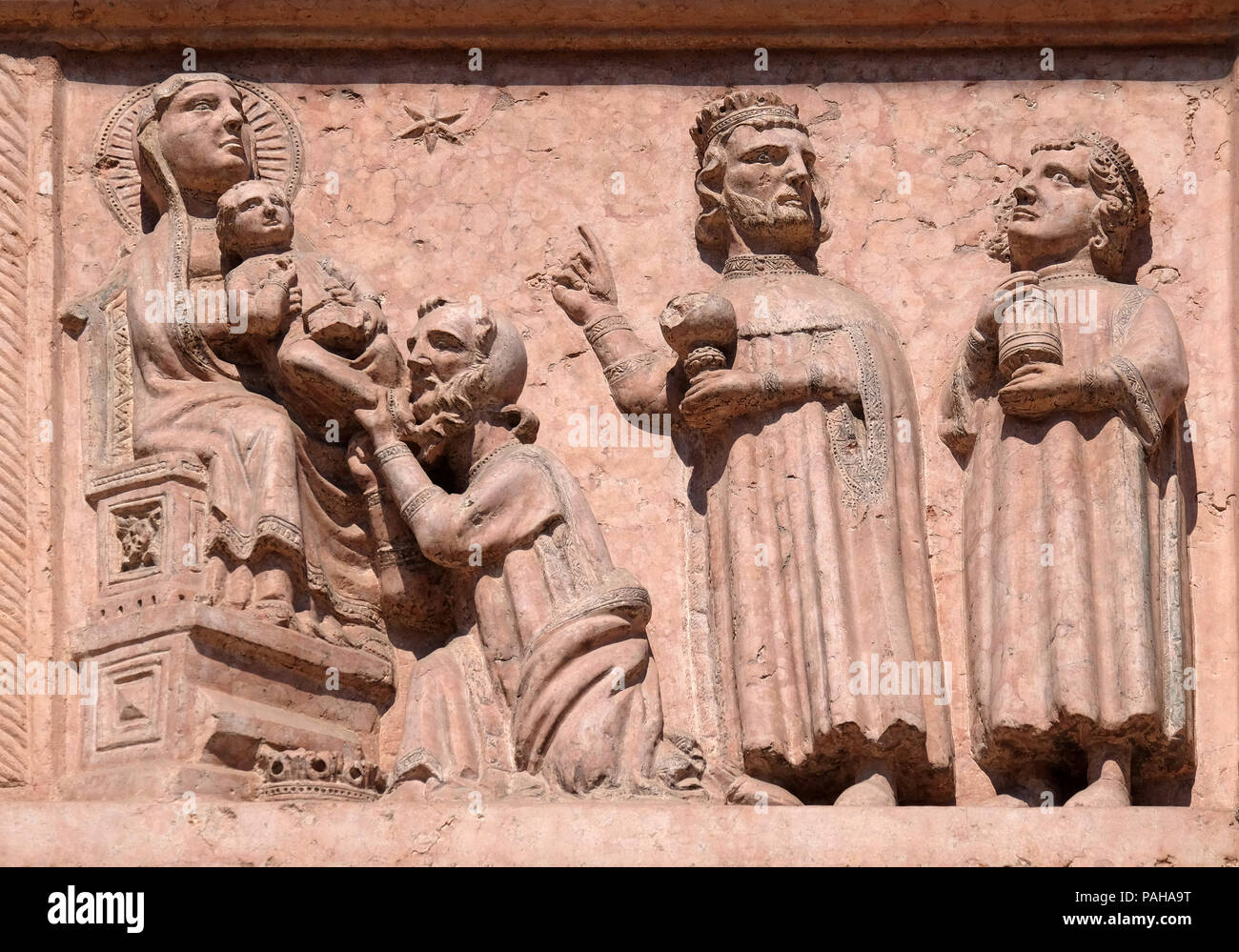 Krippe, Anbetung der Könige, das Relief auf der Fassade des hl. Anastasia Kirche in Verona, Italien Stockfoto