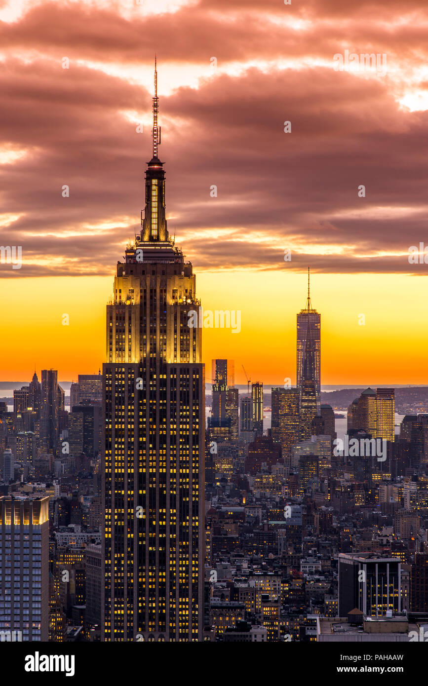 Draufsicht bei Sonnenuntergang vom Empire State Building mit One World Trade Center im Hintergrund, Manhattan, New York, USA Stockfoto