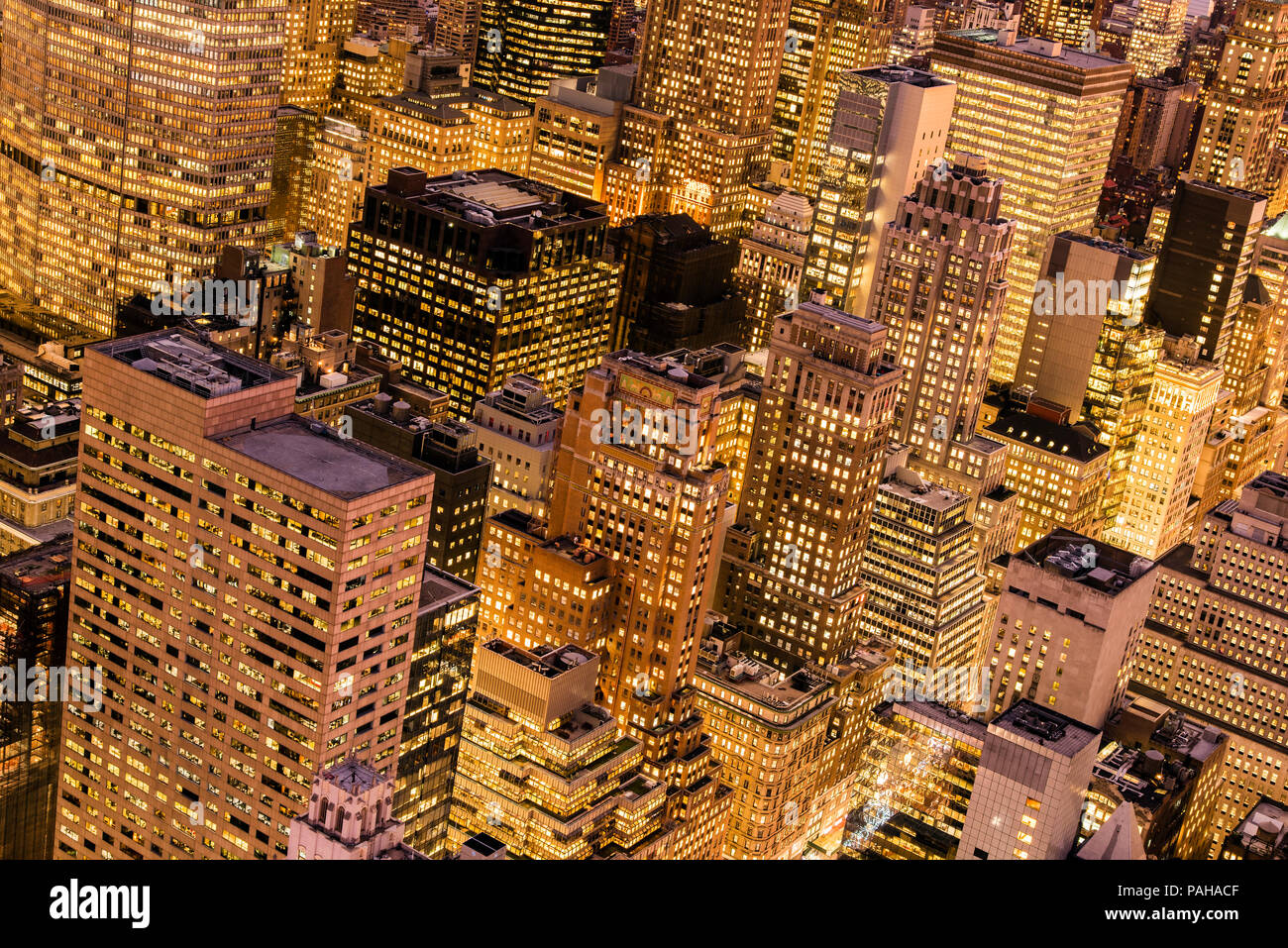 Ansicht von oben bei Nacht Wolkenkratzer in Midtown Manhattan, New York, USA Stockfoto
