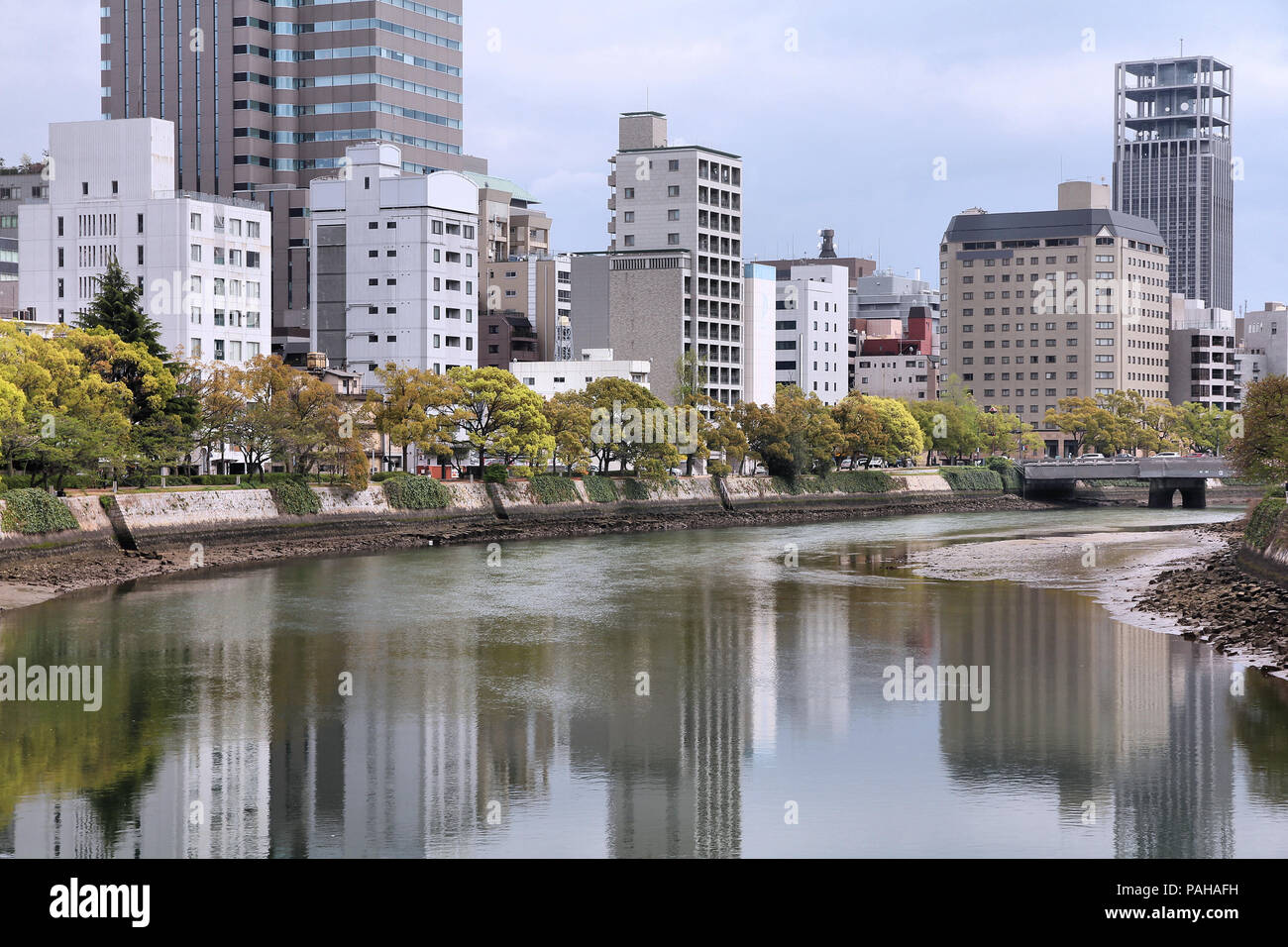 Stadt Hiroshima Chugoku Region Japan (Insel Honshu). Moderne Wolkenkratzer Skyline. Stockfoto