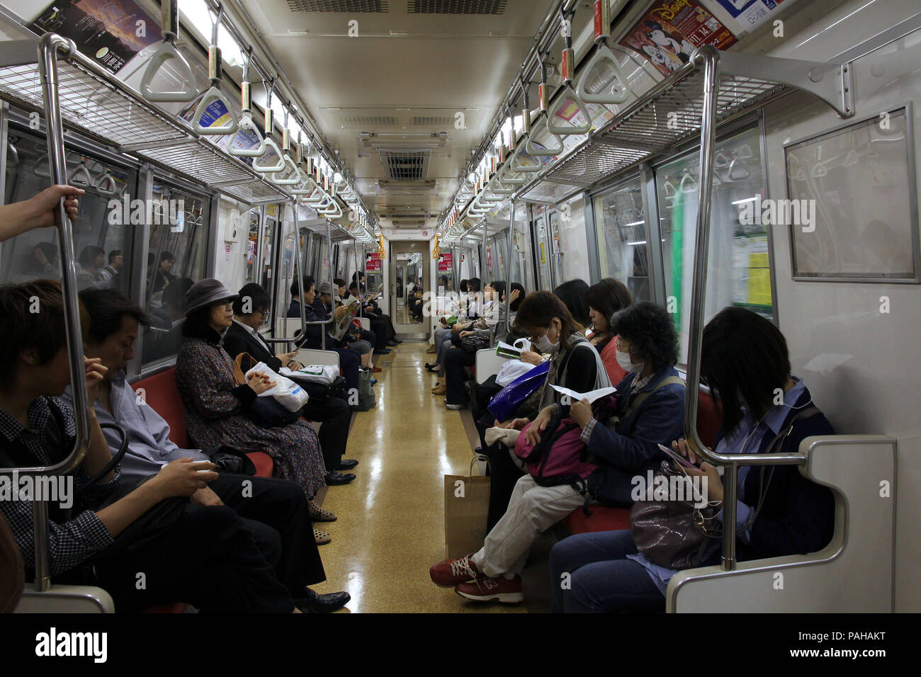 Tokio - 8. Mai: Passagiere der U-Bahn von Tokio am 8. Mai 2012 in Tokio. Mit mehr als 3.1 Milliarden jährliche Fahrten, Tokioter U-Bahn System ist. Stockfoto