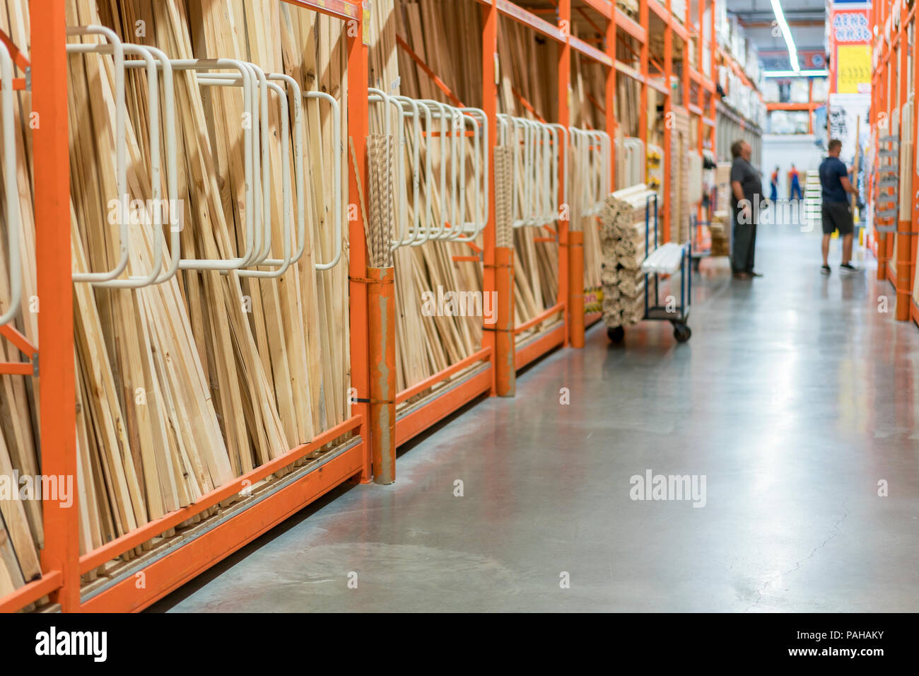 Shop von Baustoffen. Regale mit Platten, Holz und Baustoffe. Verpackt Bretter im Gebäude lagern. trockenen flachen Bretter zusammen gestapelt. clo Stockfoto