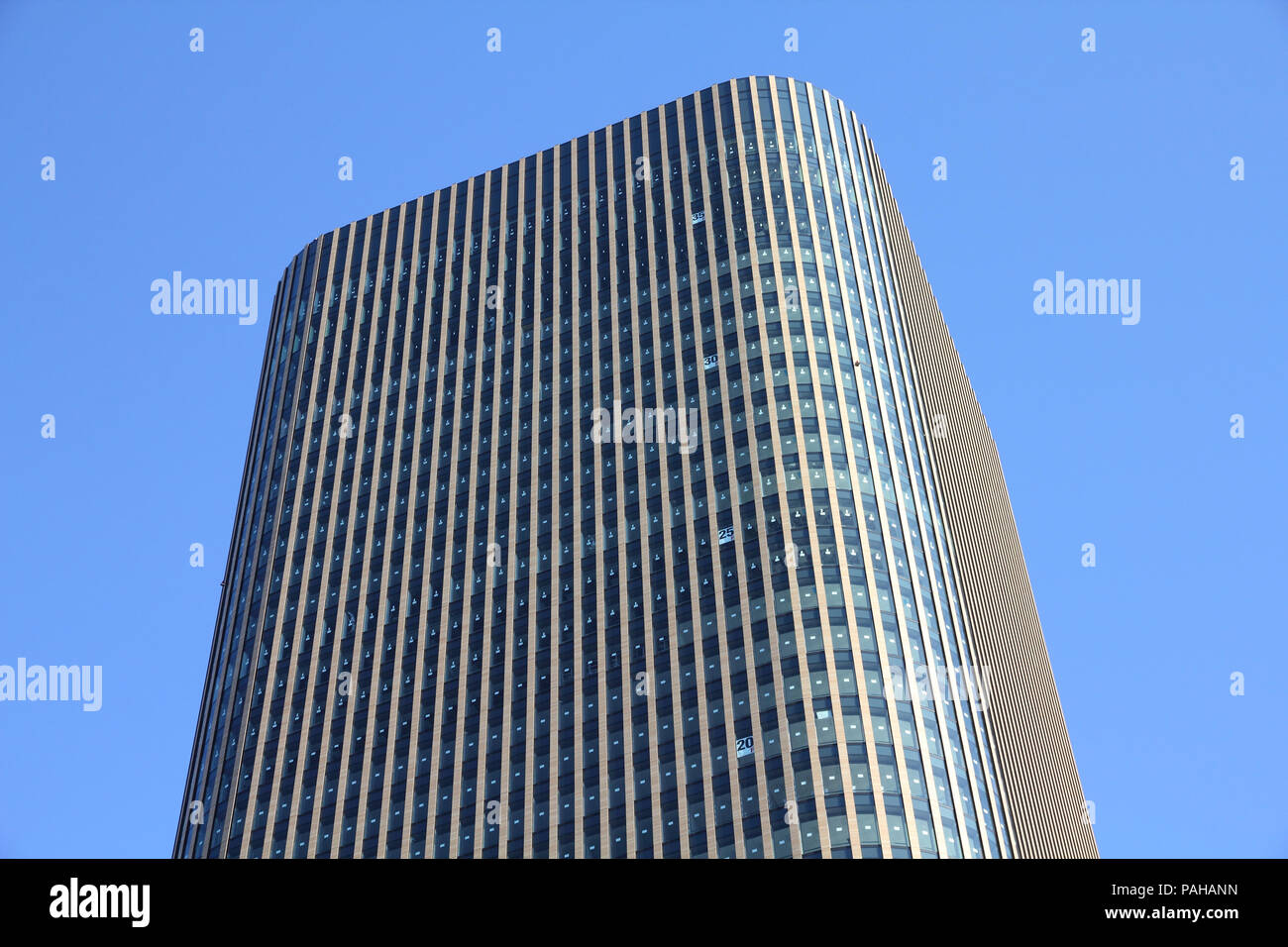 OSAKA, Japan - 27. April: nakanoshima Festival Turm Ost im Bau am 27. April 2012 in Osaka, Japan. Das Gebäude ist 199 m hoch und ist unter Stockfoto