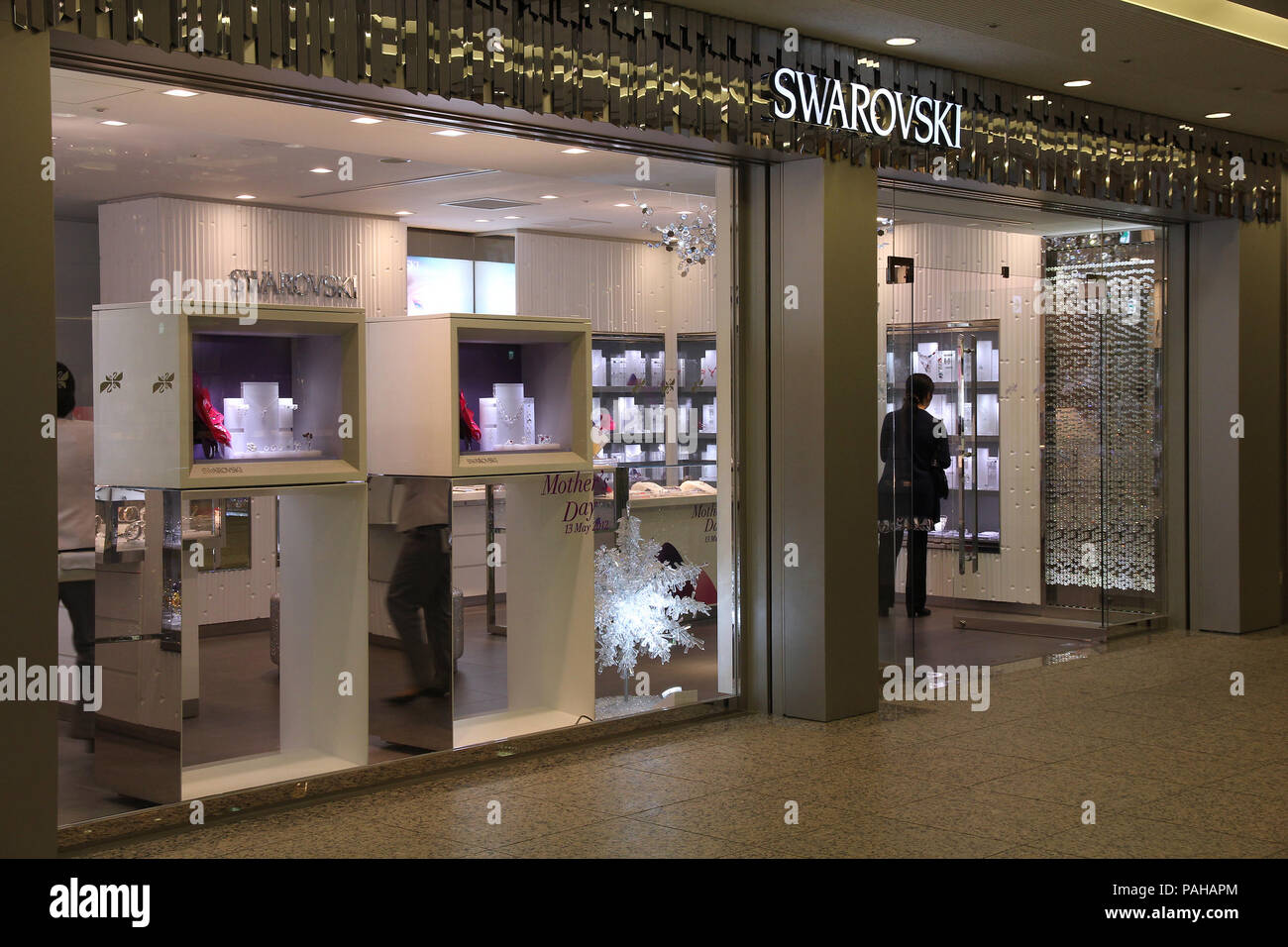 YOKOHAMA, Japan - 10. Mai: Swarovski Stores am 10. Mai 2012 in Yokohama, Japan. Marke Swarovski besteht seit 1895 und hat 24,841 Mitarbeiter (Dez. 2009). Stockfoto