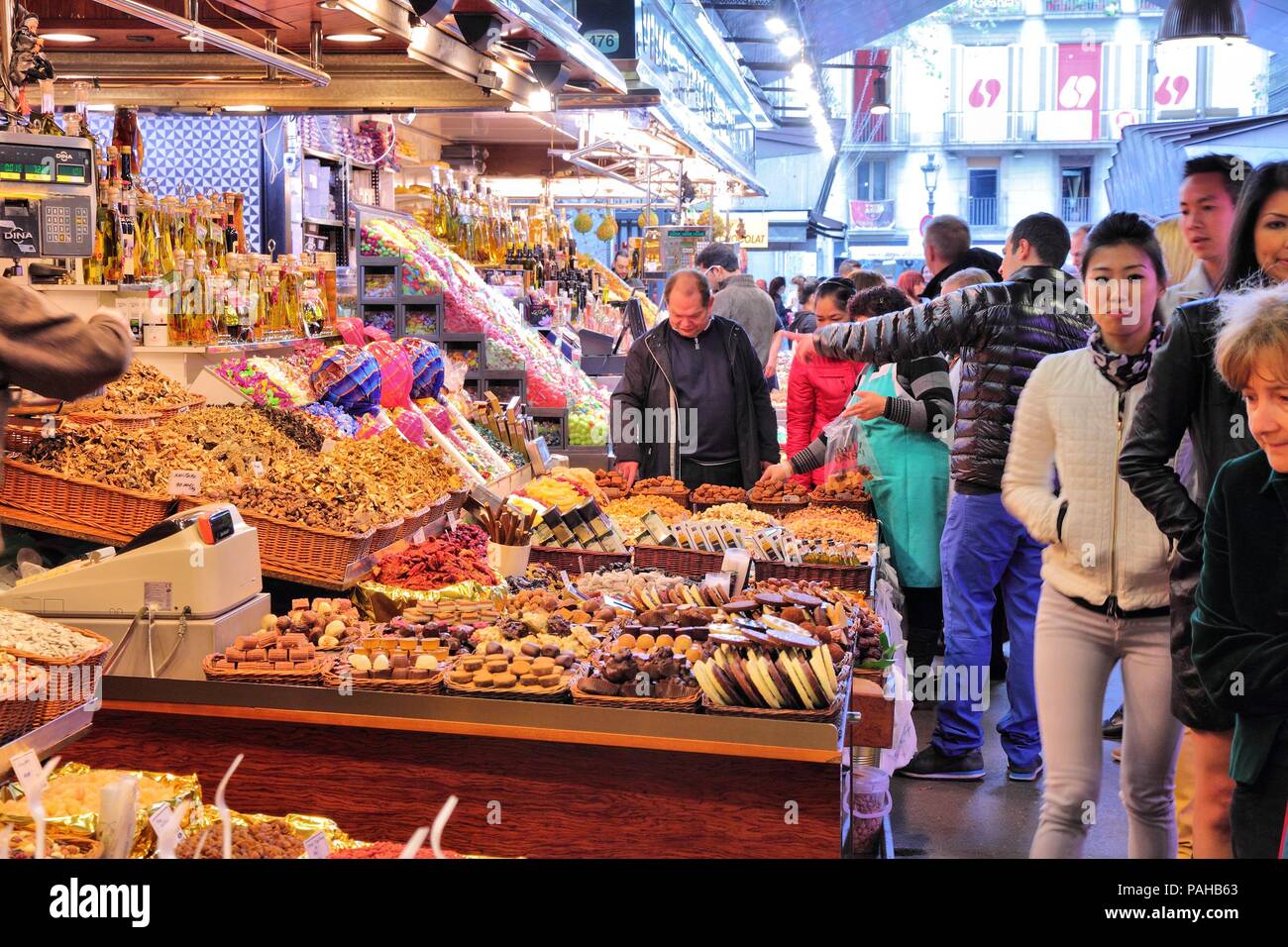 BARCELONA, Spanien - 6. NOVEMBER: die Menschen besuchen Boqueria Markt am 6. November in Barcelona, Spanien 2012. Tripadvisor sagt, es ist am besten, Einkaufszentrum Stockfoto