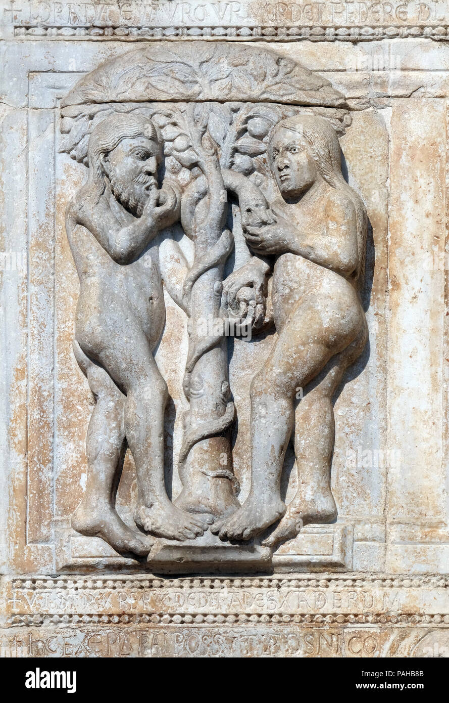 Adam und Eva Essen der Frucht des verbotenen Baumes, mittelalterliche Relief auf der Fassade der Basilika von San Zeno in Verona, Italien Stockfoto