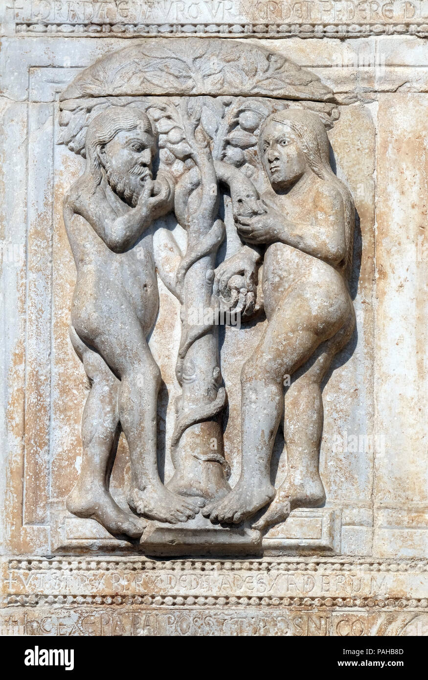 Adam und Eva Essen der Frucht des verbotenen Baumes, mittelalterliche Relief auf der Fassade der Basilika von San Zeno in Verona, Italien Stockfoto