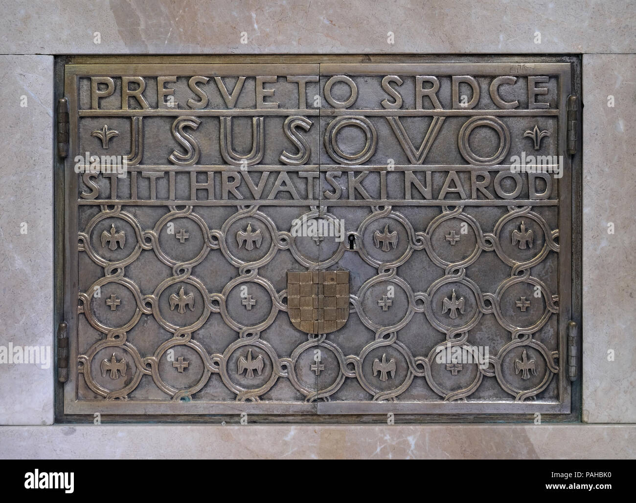 Tür der Stiftshütte auf dem Altar des Heiligsten Herzen Jesu im Heiligen Blasius Kirche in Zagreb, Kroatien. Stockfoto