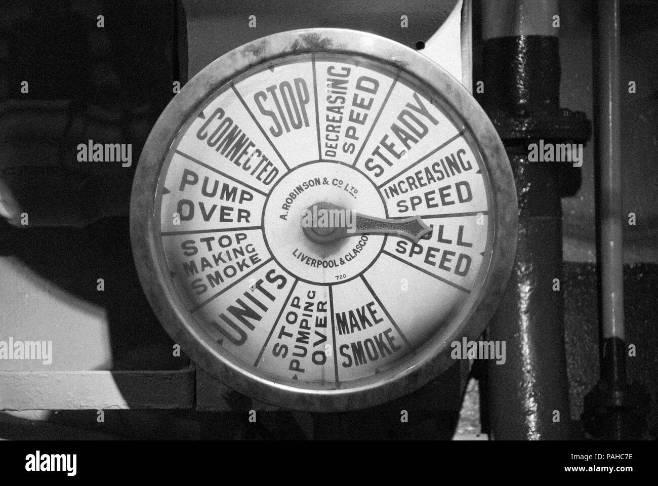 Ein monochromes Bild eines Motors Kurzwahl im Zweiten Weltkrieg Kriegsschiff HMS Belfast London einem ikonischen Wahrzeichen und eine beliebte Touristenattraktion Stockfoto