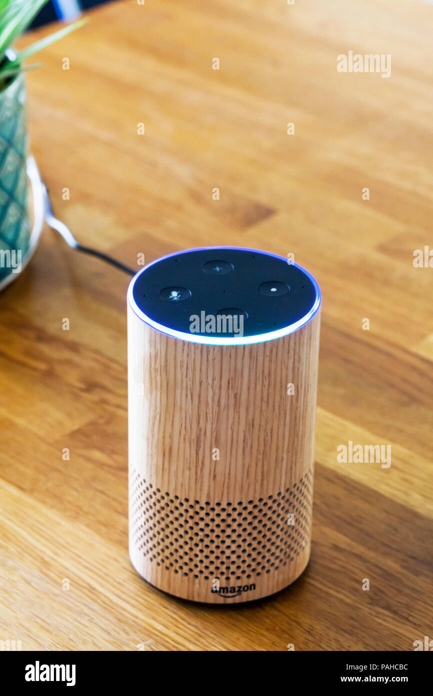 Amazon Echo, Alexa, Smart, Smart, Smart, Smart Lautsprecher Lautsprecher, Voice Control, Voice, Voice-gesteuerten intelligenten Assistenten Stockfoto