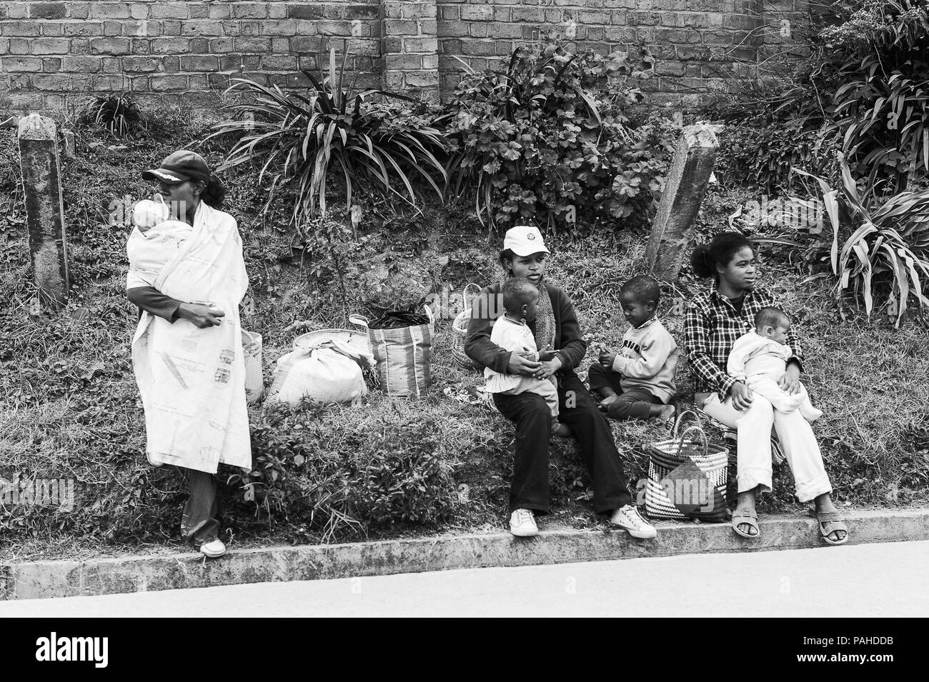 ANTANANARIVO, Madagaskar - 29. JUNI 2011: Unbekannter Madagaskar Mütter mit ihren Kindern auf dem Boden sitzend. Menschen in Madagaskar Leiden von p Stockfoto