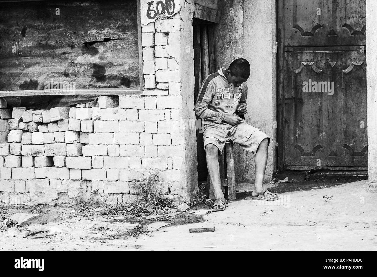 ANTANANARIVO, Madagaskar - 29. JUNI 2011: Unbekannter Madagaskar spielt in der Nähe von seinem Haus. Menschen in Madagaskar Leiden der Armut aufgrund der langsamen entwickeln Stockfoto