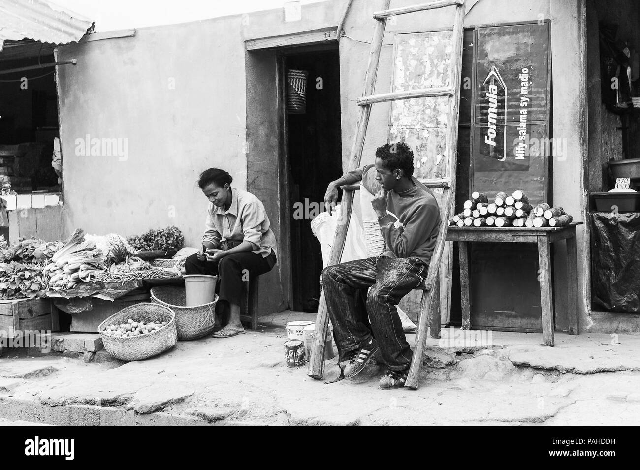 ANTANANARIVO, Madagaskar - 29. JUNI 2011: Unbekannter Madagaskar Mann und Frau arbeiten auf dem Markt. Menschen in Madagaskar Leiden der Armut aufgrund der Stockfoto