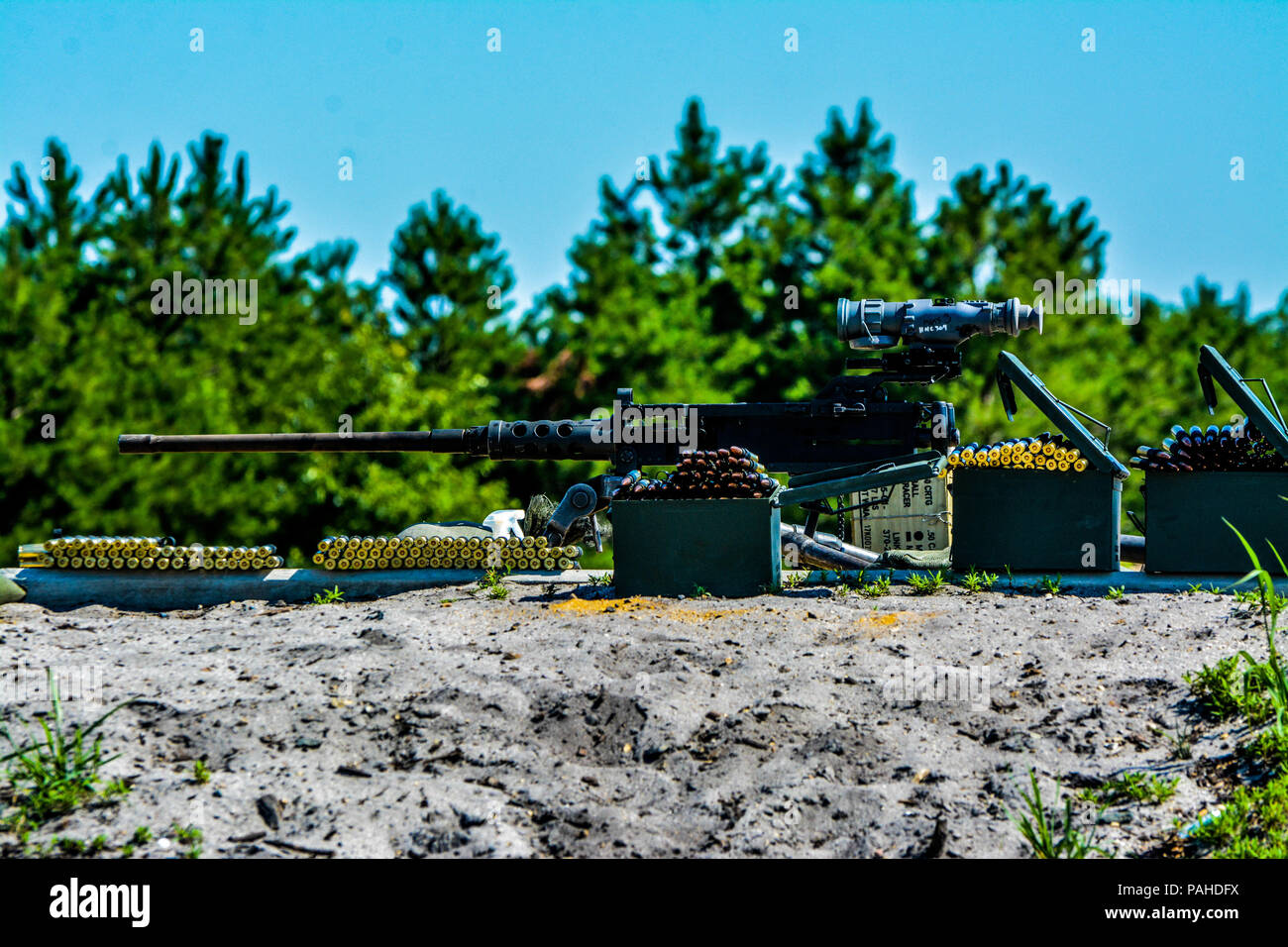 Ein M2 machine gun ist inszeniert für Qualifizierung Feuer während des Betriebs Cold Steel II, durch die US-Armee die zivilen Angelegenheiten und psychologische Operations Command (Airborne), Juli 11, 2018 Joint Base Mc Guire-Dix - Lakehurst, N.J. gehostet Betrieb Cold Steel ist der US-Armee finden Crew - Serviert Waffen Qualifizierung und Validierung ausüben, um sicherzustellen, dass America's Army Reserve Einheiten und Soldaten ausgebildet sind und bereit, kurzfristig als Teil bereit, Kraft X zu implementieren und überall auf der Welt bekämpfen - bereit und tödlichen Feuerkraft zur Unterstützung der Armee und unsere gemeinsamen Partner bringen. (U.S. Armee finden Foto von Sp Stockfoto