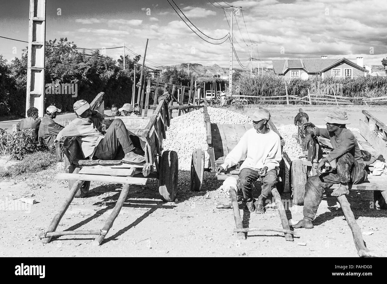 ANTANANARIVO, Madagaskar - 29. JUNI 2011: Unbekannter Madagaskar Leute auf einem Transport Schlitten sitzen. Menschen in Madagaskar Leiden der Armut aufgrund Stockfoto