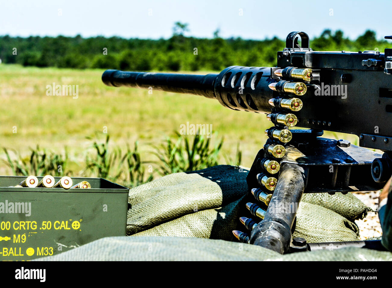 Ein M2 machine gun ist inszeniert für Qualifizierung Feuer während des Betriebs Cold Steel II, durch die US-Armee die zivilen Angelegenheiten und psychologische Operations Command (Airborne), Juli 11, 2018 Joint Base Mc Guire-Dix - Lakehurst, N.J. gehostet Betrieb Cold Steel ist der US-Armee finden Crew - Serviert Waffen Qualifizierung und Validierung ausüben, um sicherzustellen, dass America's Army Reserve Einheiten und Soldaten ausgebildet sind und bereit, kurzfristig als Teil bereit, Kraft X zu implementieren und überall auf der Welt bekämpfen - bereit und tödlichen Feuerkraft zur Unterstützung der Armee und unsere gemeinsamen Partner bringen. (U.S. Armee finden Foto von Sp Stockfoto