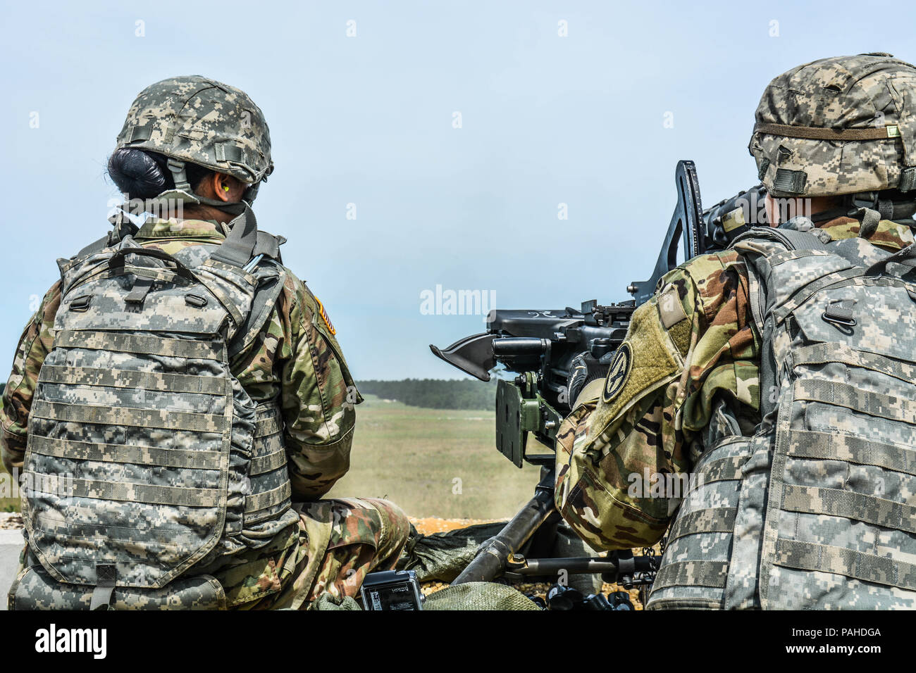 U.S. Army Reserve Troop Liste Einheit Soldaten qualifizieren mit einer Markierung 19 40 mm Grenade gun während des Betriebs Cold Steel II, durch die US-Armee die zivilen Angelegenheiten und psychologische Operations Command (Airborne), 13. Juli 2018 Gemeinsame Basis Mc Guire-Dix - Lakehurst, N.J. gehostet Betrieb Cold Steel ist der US-Armee finden Crew - Serviert Waffen Qualifizierung und Validierung ausüben, um sicherzustellen, dass America's Army Reserve Einheiten und Soldaten ausgebildet sind und bereit, kurzfristig als Teil bereit, Kraft X zu implementieren und zu bekämpfen - bereit und tödlichen Feuerkraft zur Unterstützung der Armee und unsere gemeinsamen Partner überall auf der Welt bringen. Stockfoto