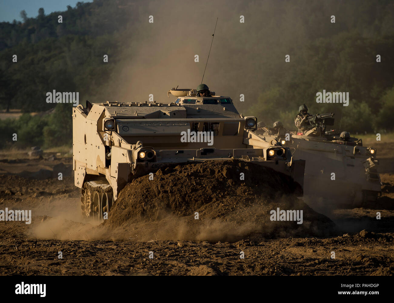 Us-Armee finden Combat engineer Soldaten gebrauchen Sie eine M9 Armored Combat Earthmover zu löschen Schmutz für eine kombinierte Waffen Verletzung während eines Combat Support Training (CSTX) am Fort Hunter Liggett, Kalifornien, 22. Juli 2018. Diese Drehung der CSTX läuft durch den Monat Juli, Ausbildung Tausende von Soldaten der US-Army Reserve von einer Vielzahl von Funktionen, die mit der Militärpolizei, Medizin, Chemie, Logistik, Transport und vieles mehr gehören. (U.S. Armee finden Foto von Master Sgt. Michel Sauret) Stockfoto