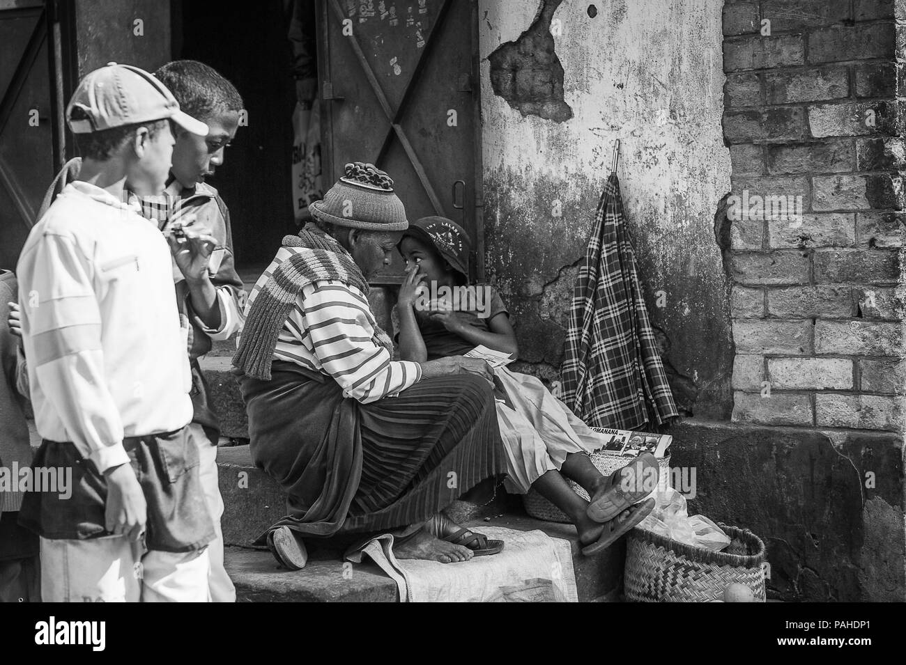 Antananarivo Madagaskar 30 Juni 11 Unbekannter Madagaskar Kleine Kinder Auf Der Strasse Menschen In Madagaskar Leiden Der Armut Aufgrund De Langsam Stockfotografie Alamy