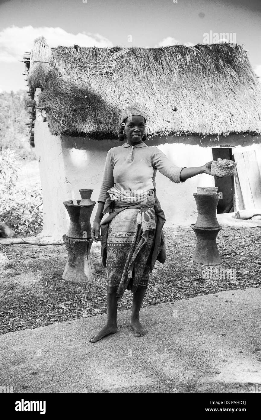 ANTANANARIVO, Madagaskar - 30. JUNI 2011: Unbekannter Madagaskar Frau schlägt das Essen. Menschen in Madagaskar Leiden der Armut aufgrund einer langsamen developm Stockfoto