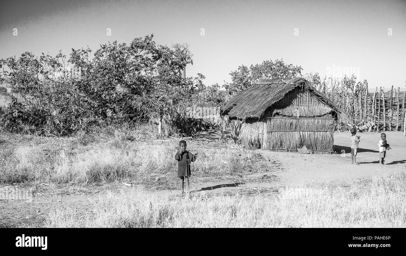 Antananarivo Madagaskar Juli 3 11 Unbekannter Madagaskar Kinder In Der Nahe Von Einem Holzhaus Menschen In Madagaskar Leiden Der Armut Aufgrund Einer Langsamen Deve Stockfotografie Alamy