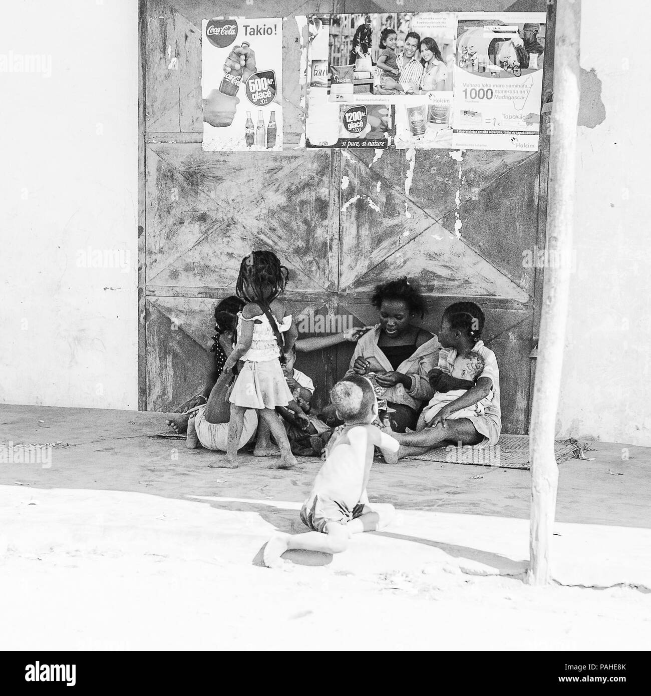 ANTANANARIVO, MADAGASKAR - Juli 3, 2011: Unbekannter Madagaskar Kinder auf der Straße. Menschen in Madagaskar Leiden der Armut aufgrund einer langsamen developmen Stockfoto