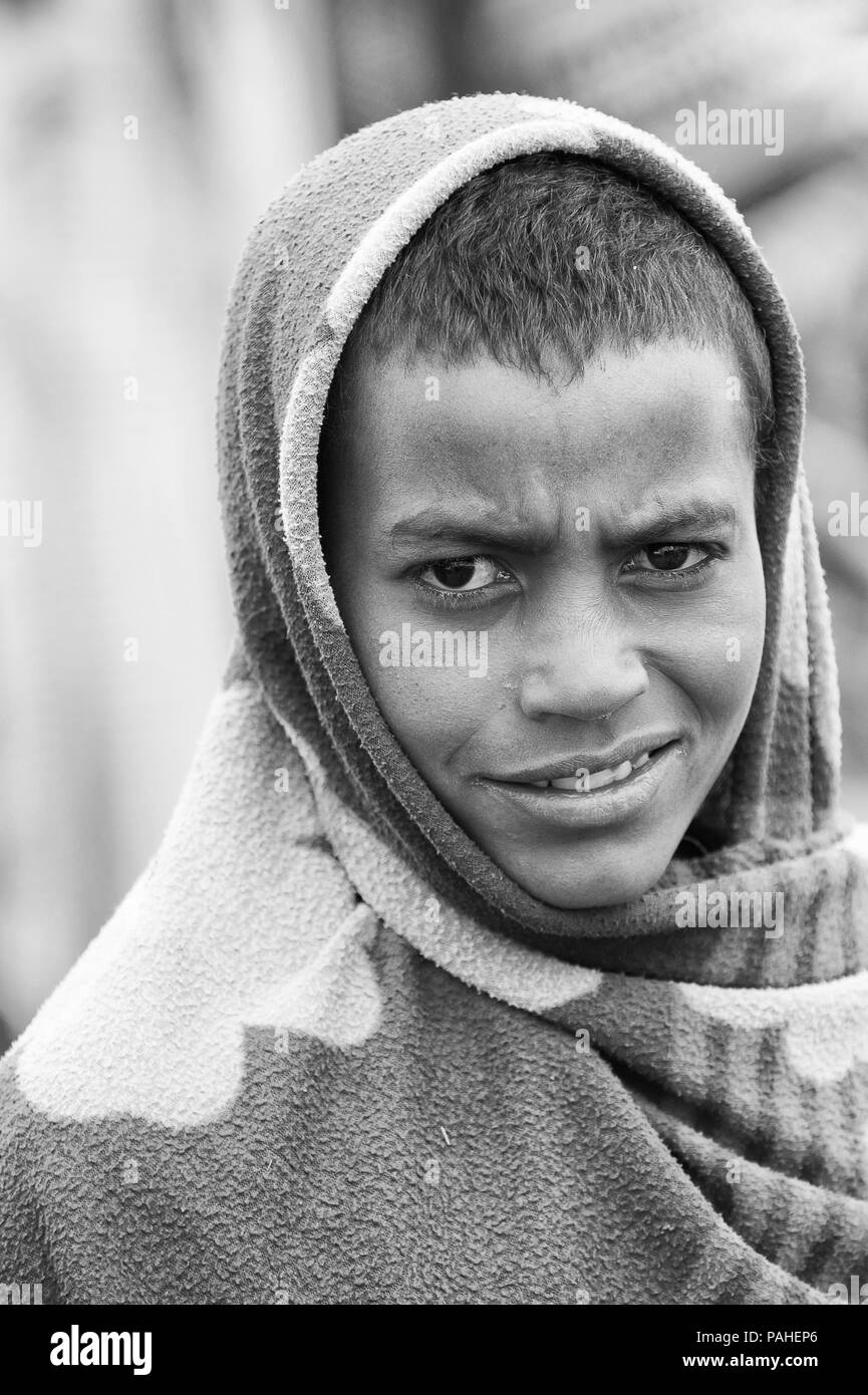 OMO VALLEY, Äthiopien - Sep 22, 2011: Unbekannter äthiopischen Mann wearin warme Kleidung in Äthiopien, 22.09.2011. Menschen in Äthiopien leiden der Armut du Stockfoto