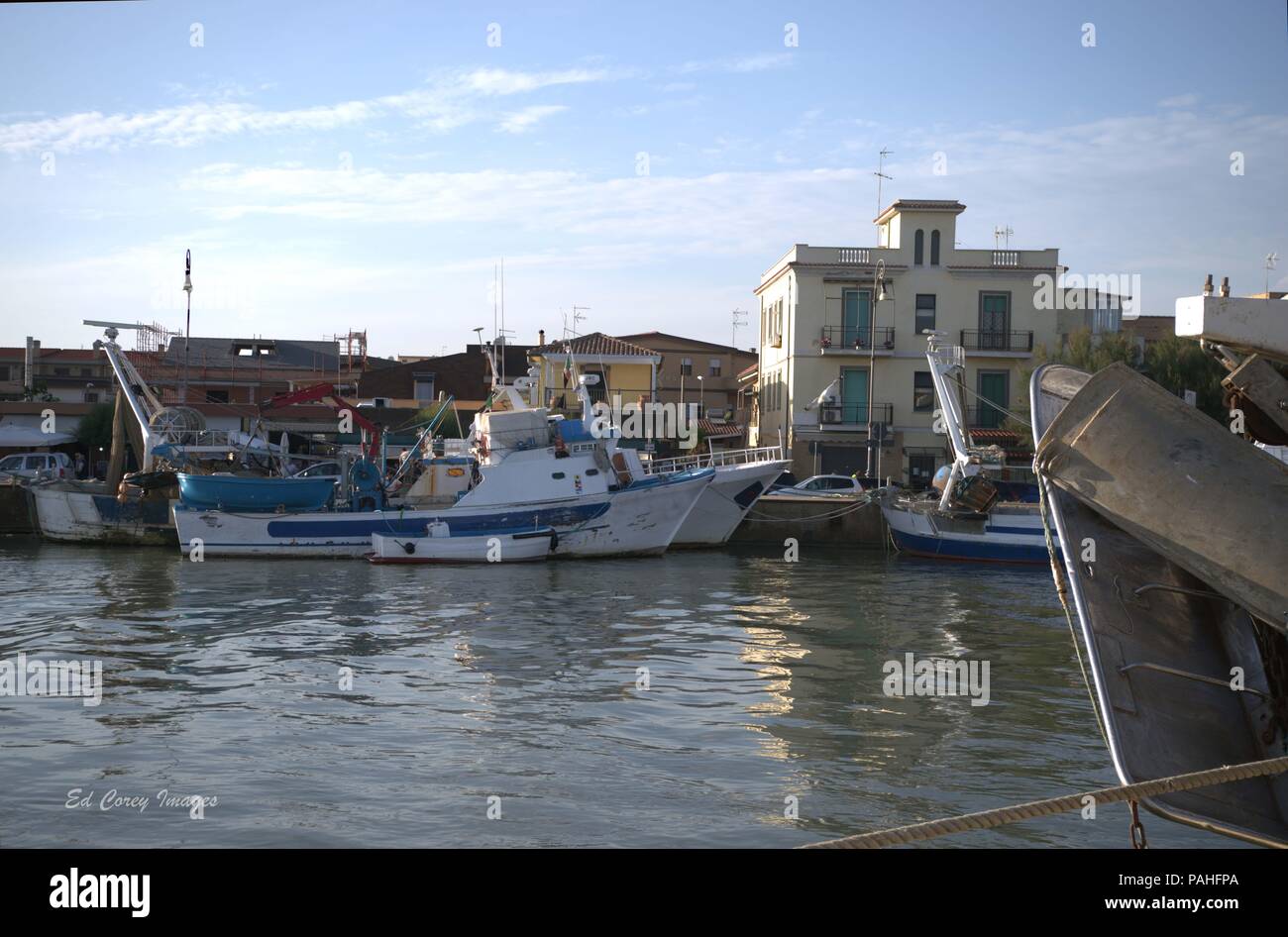Fischerboote gefesselt auf dem Flughafen Fiumicino Canal Stockfoto