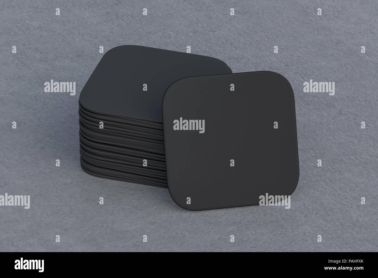 Schwarzes Quadrat Bierdeckel auf grauem Hintergrund mit Beschneidungspfad um Achterbahnen. 3D-Darstellung Stockfoto