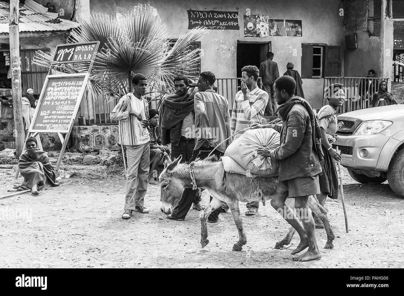 OMO, Äthiopien - September 19, 2011: Unbekannter äthiopische Männer kostenlos ein Esel. Menschen in Äthiopien leiden der Armut wegen der instabilen Lage Stockfoto