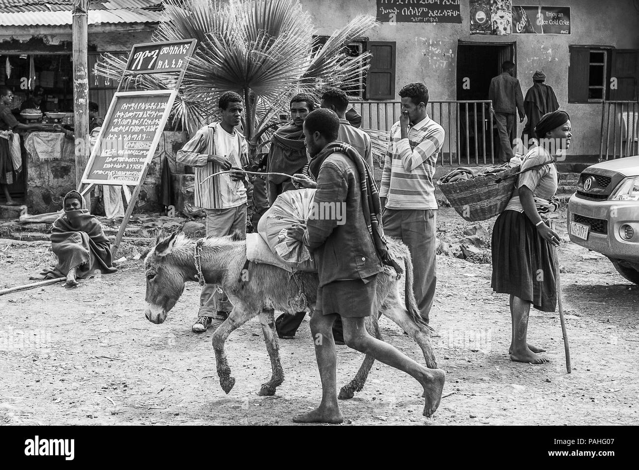 OMO, Äthiopien - September 19, 2011: Unbekannter äthiopische Männer kostenlos ein Esel. Menschen in Äthiopien leiden der Armut wegen der instabilen Lage Stockfoto