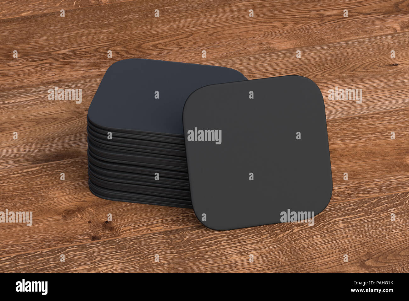 Schwarzes Quadrat Bierdeckel auf hölzernen Hintergrund mit Beschneidungspfad um Achterbahnen. 3D-Darstellung Stockfoto