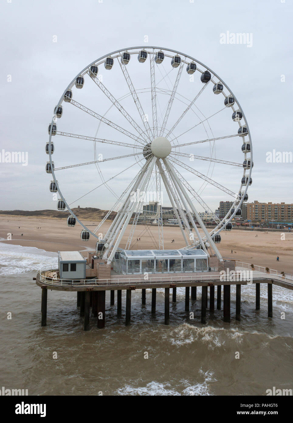 Riesenrad auf Scheveninger Pier. North Sea Beach Resort von Scheveningen, Den Haag (Den Haag), Niederlande. Stockfoto
