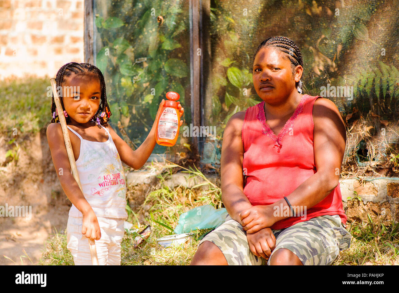 Antananarivo Madagaskar 27 Juni 11 Unbekannter Madagaskar Schone Madchen Gibt Shampoo Zu Ihrer Mutter Menschen In Madagaskar Leiden Der Armut D Stockfotografie Alamy