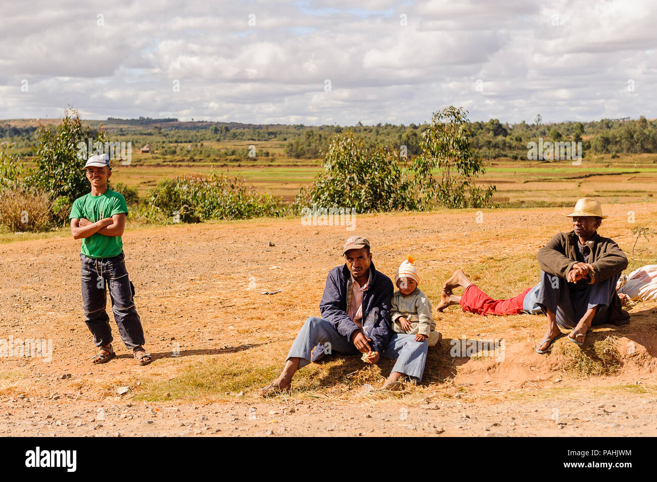 ANTANANARIVO, Madagaskar - 29. JUNI 2011: Unbekannter Madagaskar Leute sitzen auf dem Boden. Menschen in Madagaskar Leiden der Armut aufgrund der langsamen Dev Stockfoto