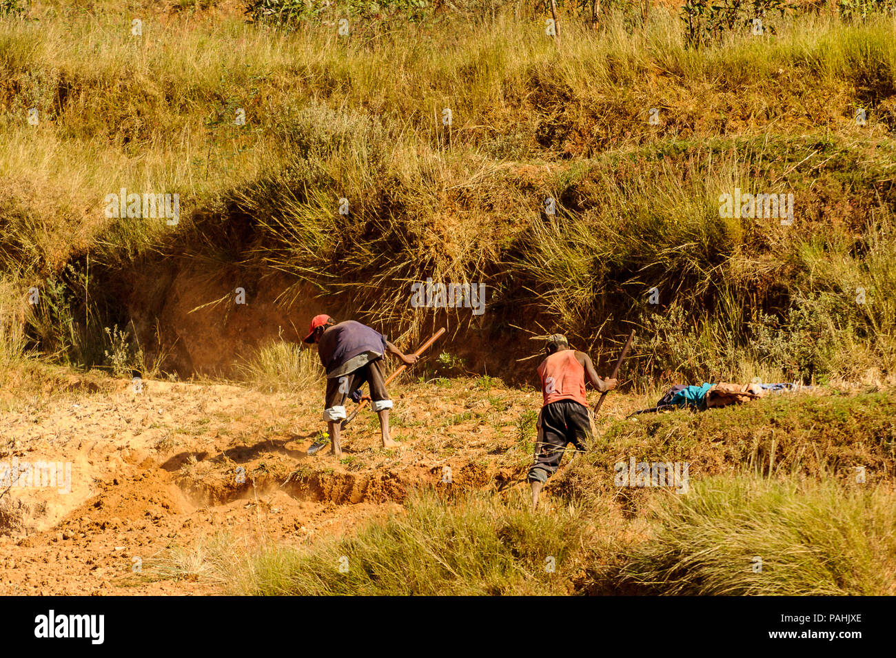 ANTANANARIVO, Madagaskar - 29. JUNI 2011: Unbekannter Madagaskar Menschen Graben im Sand. Menschen in Madagaskar Leiden der Armut aufgrund der langsamen developm Stockfoto