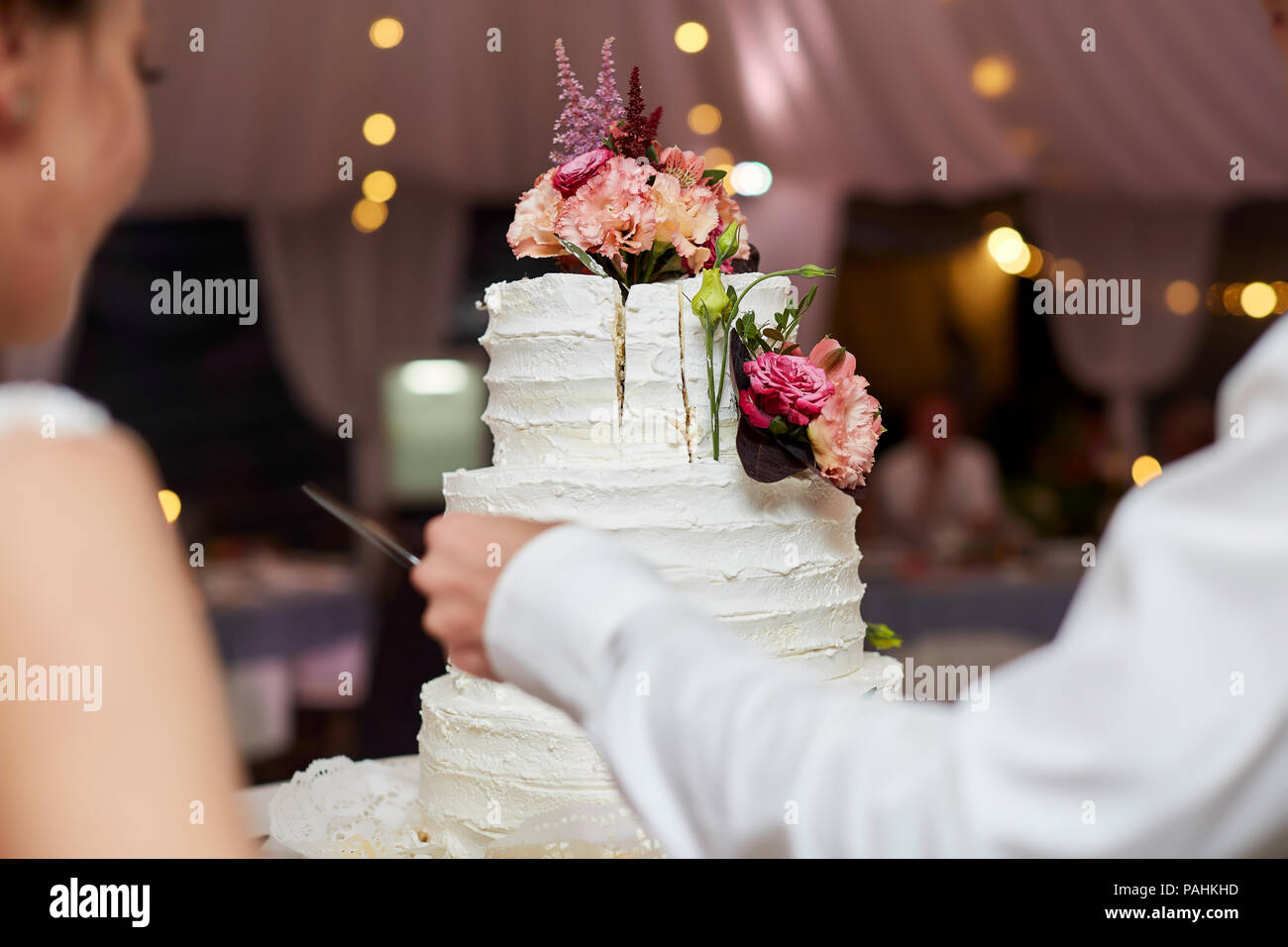 Braut und Bräutigam cut Hochzeit Kuchen Stockfoto