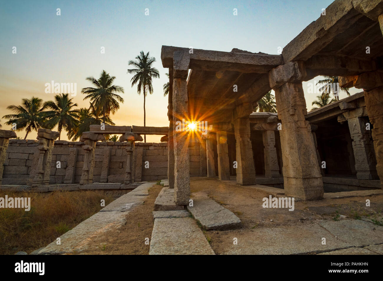 Hampi, ein UNESCO-Weltkulturerbe in Karnataka, Indien. Virupaksha, Hemakuta, Matanga, Pushkarani Sonnenaufgang in hampi, seunset in hampi Stockfoto