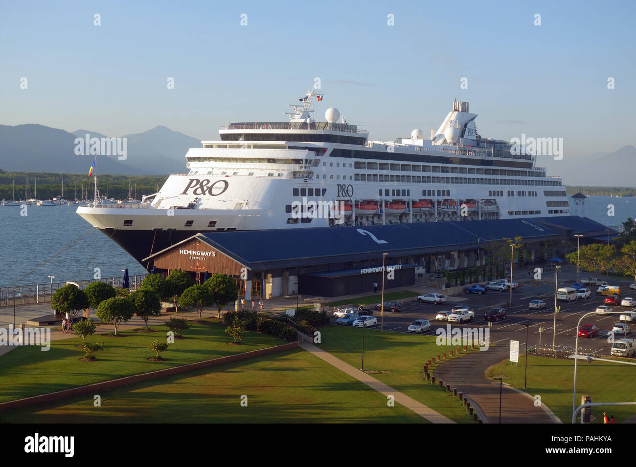 Kreuzfahrtschiff Wharf in Trinity Inlet, Cairns, Queensland, Australien. Keine PR oder MR. Stockfoto